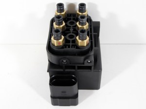 Блок клапанов пневмоподвески Volvo V90 Continental