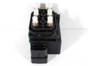 Блок клапанов пневмоподвески VolksWagen Phaeton VAG