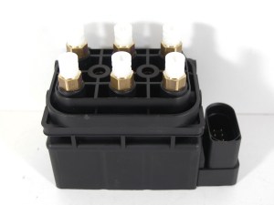 Блок клапанов пневмоподвески Audi AllRoad A6 (C6)