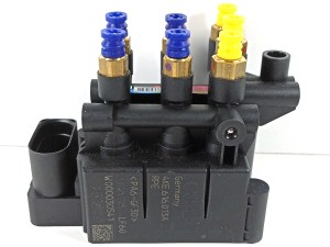 Блок клапанов пневмоподвески AUDI E-tron 4KE616013A