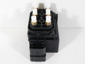 Блок клапанов пневмоподвески Audi AllRoad A6 (C5)