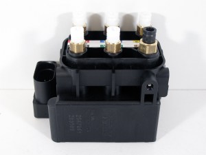 Блок клапанов пневмоподвески Mercedes CLS-class (C218) ATM