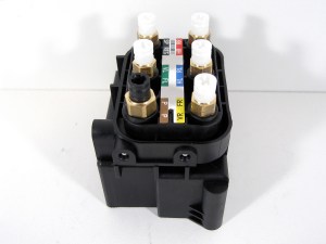 Блок клапанов пневмоподвески Mercedes CLS-class (C218)