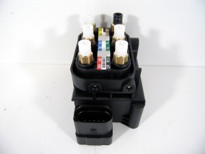 Блок клапанов пневмоподвески Mercedes CLS-class (C218) ATM