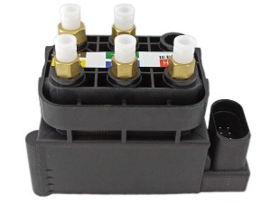 Блок клапанов пневмоподвески Mercedes C-class W205 