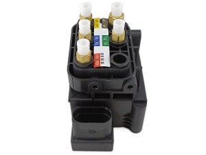 Блок клапанов пневмоподвески Mercedes C-class W205 