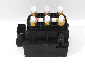 Блок клапанов пневмоподвески Mercedes E-class W213