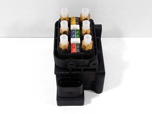 Блок клапанов пневмоподвески Mercedes E-class W213