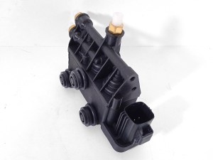 Блок клапанов пневмоподвески Land Rover Range Rover Sport L320 ATM