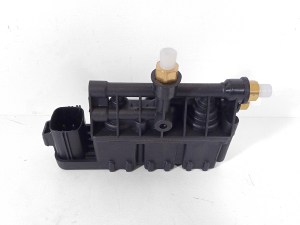 Блок клапанів пневмопідвіски Land Rover Range Rover Sport L320 ATM