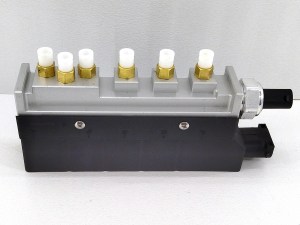 Блок клапанов пневмоподвески Mercedes S-class (W220) ATM